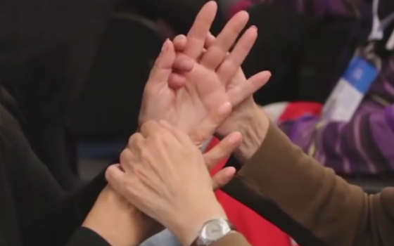 Comunicare con le persone sordocieche: la lingua dei segni tattile